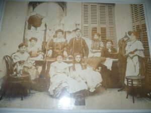 Foto tomada en el lugar, al lucir la tijera que hacía los cortes. Se ve la máquina Singer (Rosario, 1907).