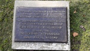 Cartel alusivo en la réplica del monumento, en el parque Centenario