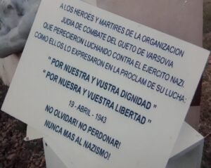 Cartel alusivo en el acto de colocación de la réplica