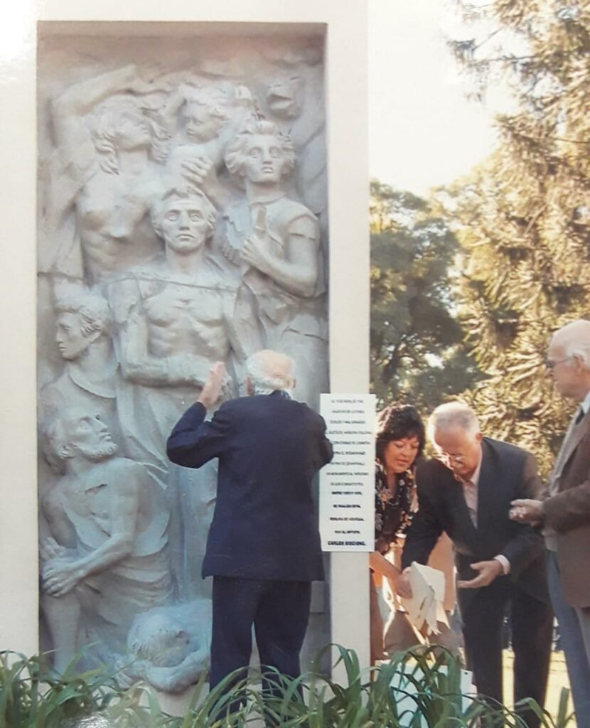 Josue Wrona en 2007, el día en que se emplazó el Monumento en el Parque Centenario