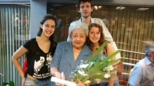 Dina premiada junto con sus nietos