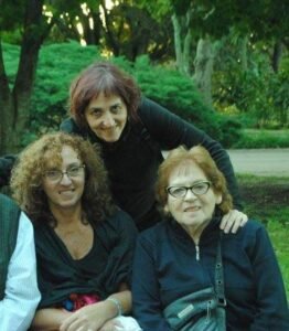 Anahí y Nancy Guelman, hijas de Lía Tenenbaum, nietas de Guedale.