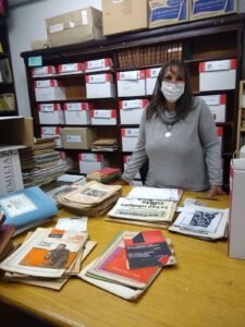 Marisa Gerson, hija de Yaco y Dora, entregando el Archivo personal de sus padres  en el CeDoB.