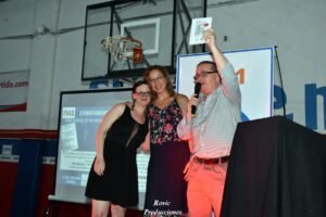 El equipo del CeDoB Pinie Katz junto con el Presidente de ICUF presentando el libro en la fiesta Aniversario