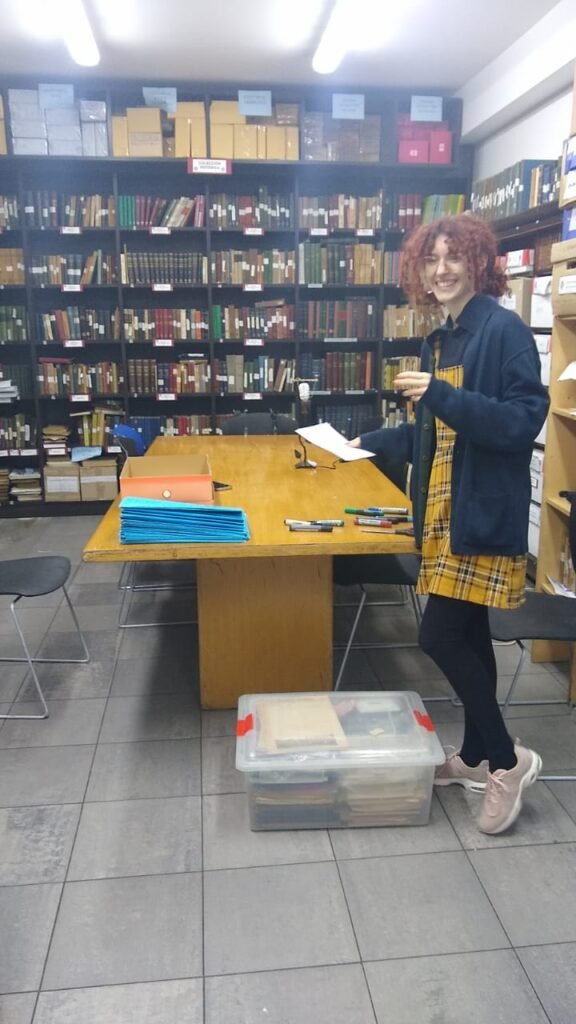 Giuliana Pilatti, pasante CeDoB por Sholem Buenos Aires, organizando el archivo Gerchunoff